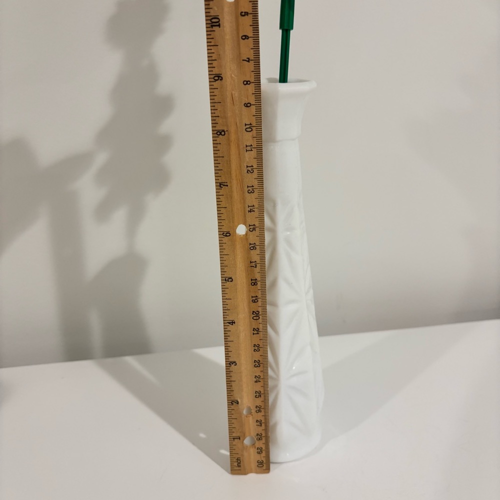 Vintage milk glass flower vase pinwheel pattern 9" tall 1960-1970 tapered - Picture 10 of 10